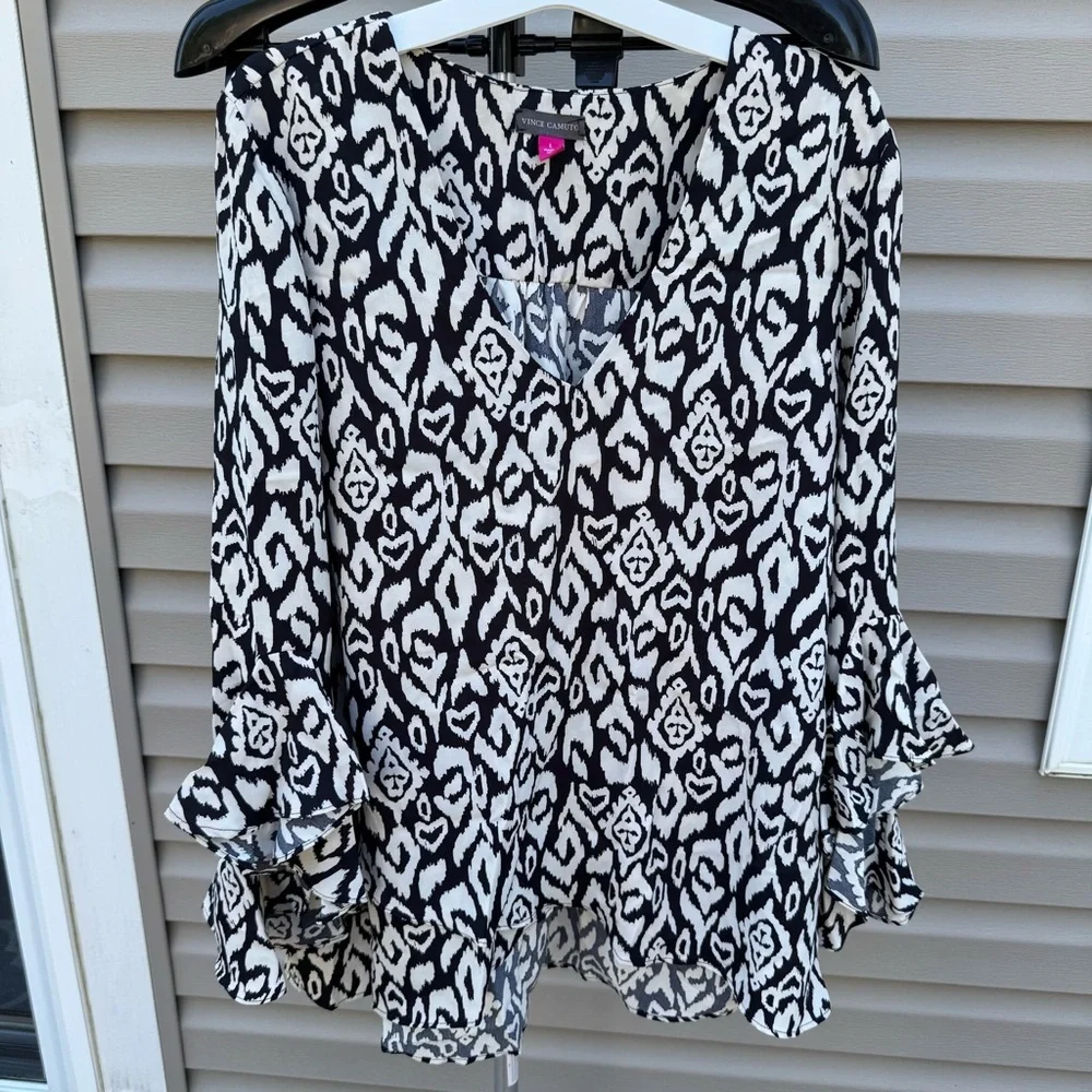 Vince Camuto Flutter Bell Sleeve V-neck Etched Geo Blouse Large - Picture 4 of 12